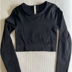 Aritzia - The Group Babaton Cropped long sleeve shirt